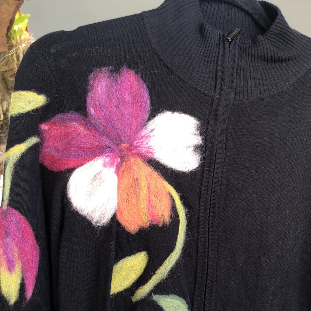Vintage beautiful zip up sweater embellished with beautiful flowers.  size M. - Picture 2 of 10